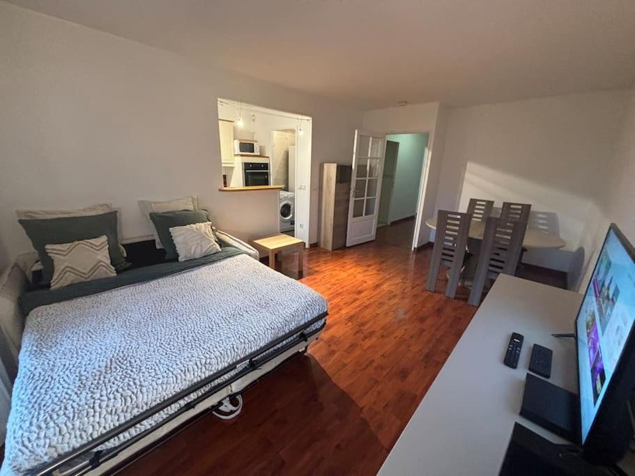Appartamento F3 Avec Balcon 5 Min Gare Sqy Et Parking Gratuit Guyancourt Esterno foto