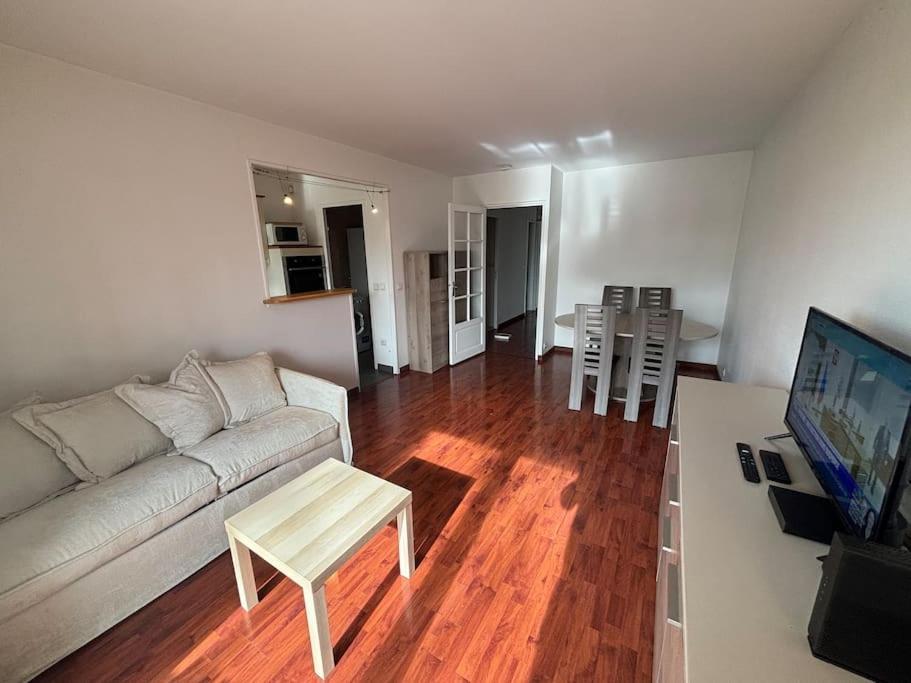 Appartamento F3 Avec Balcon 5 Min Gare Sqy Et Parking Gratuit Guyancourt Esterno foto