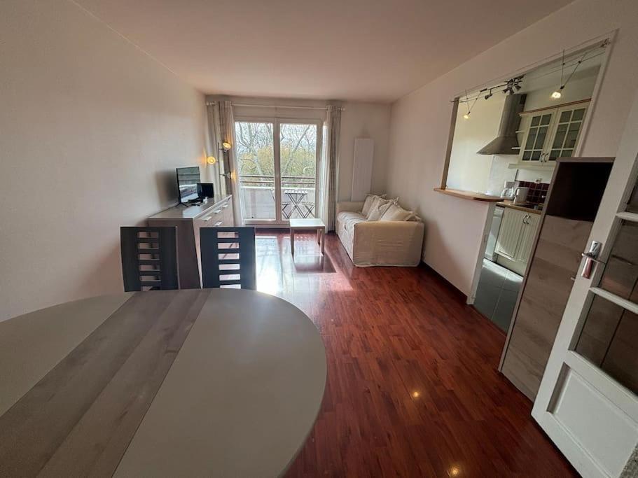 Appartamento F3 Avec Balcon 5 Min Gare Sqy Et Parking Gratuit Guyancourt Esterno foto
